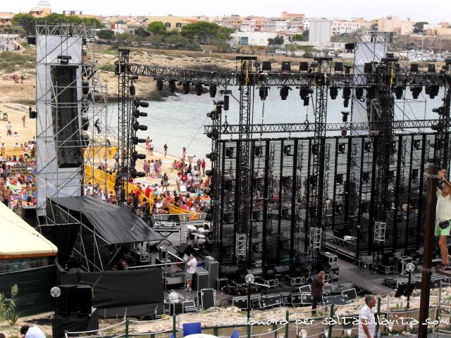 001 - La preparazione del palco di O'Scia'  sulla Spiaggia della Guitgia
